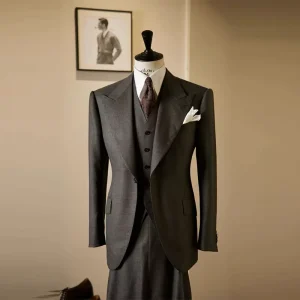 Custom Charcoal Grey Men’s Wool Blazer Suit Peak Lapel Wide Shoulder Design Luxurious Wool Texture for Retro Formal Style